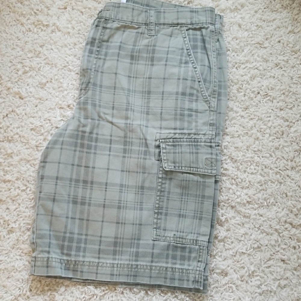 Mens cargo shorts.